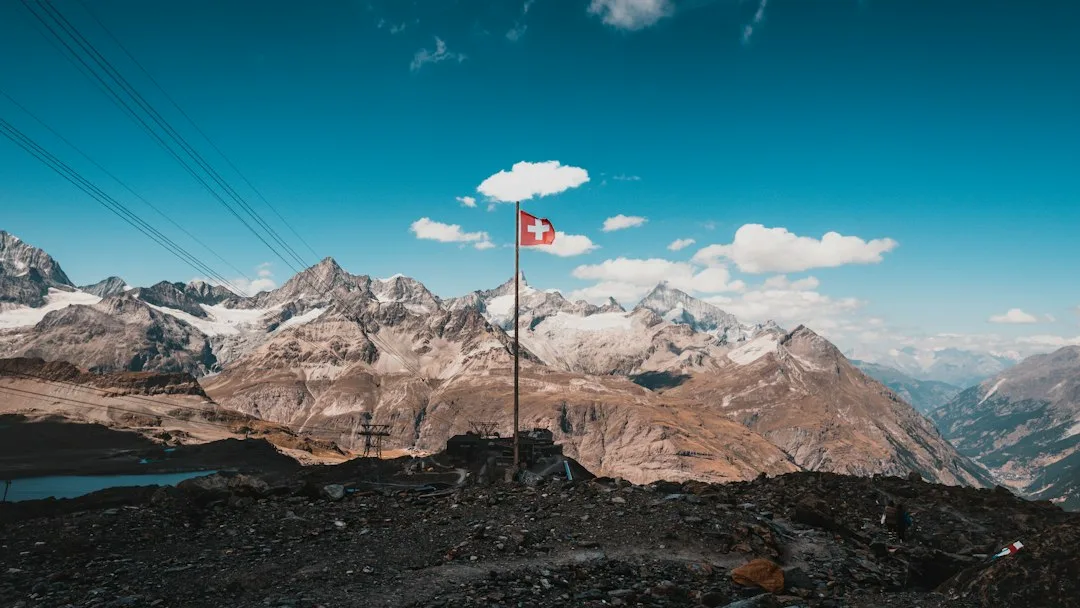 Schweizer Fahne vor einer Bergkette