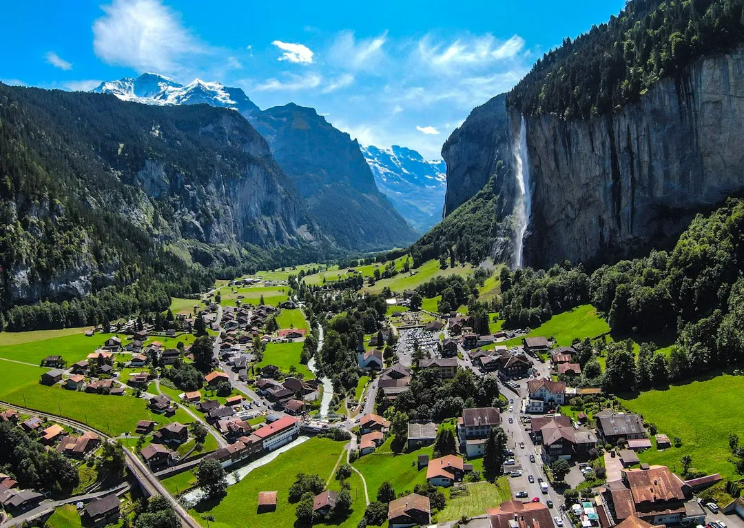 Schweizer Dorf im Tal mit Bergen im Hintergrund