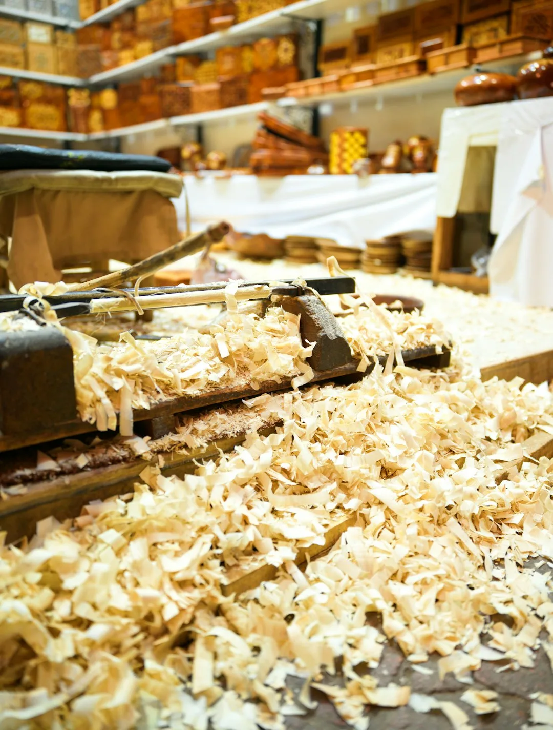 Werkbank mit Holzspänen und Werkzeug